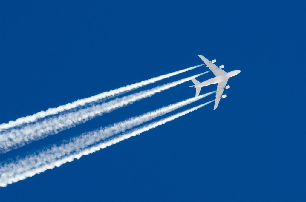 How contrails are formed behind an&nbsp;aircraft?